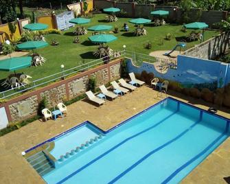 Palmdew Highland Hotel - Embu - Piscina
