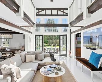 Bridgehampton Renovated Luxe Farmhouse - Your Dream Vacation Home Awaits! - East Hampton - Sala de estar