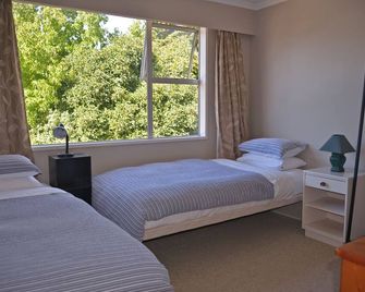 Cosy Kiwi Bach with lake views | Close to ski fields | 1 minute walk to the lake - Lake Hawea - Bedroom