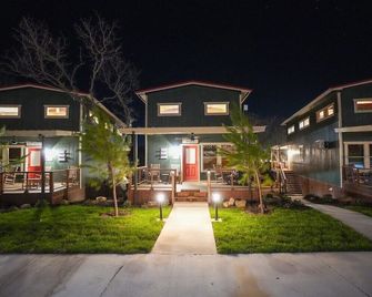 Lake Bridgeport - Spacious Cabin Hot Tub Firepit - Bridgeport - Building