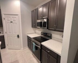 Peaceful 3-bedroom house with AC in charming Poinciana - Poinciana - Kitchen