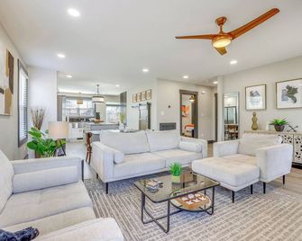 4 Mi to Liberty Bridge: Greenville Getaway w/ Deck - Greenville - Living room