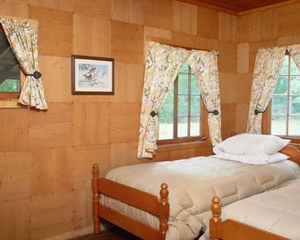 Casual cozy Baldwin River 3 Bedroom Cabin. Fish on site, ATV, Canoe nearby. - Baldwin - Habitación