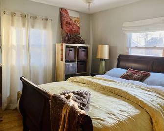 Ranch style living at its best with country garden & patio! - North Haven - Bedroom