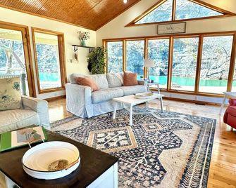 Charming Riverfront Home with amazing views. - Covington - Living room