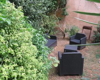 Quite apartment on garden, ideally located in the heart of La Rochelle - La Rochelle - Patio