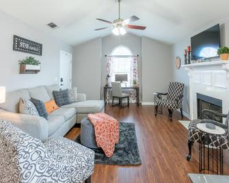 Great Location Minutes to Airport, Jackson, Rez - Brandon - Wohnzimmer