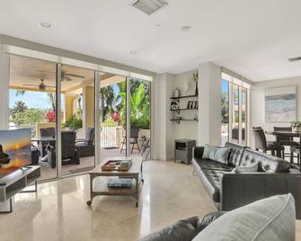 Coastal Condo Deerfield Beach Retreat 3 bed 2 bath - Deerfield Beach - Living room