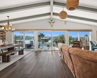 Waterfront Lakeview & Mountainview Escape+King&Queen Bed+Kayaks+Boat Rentals - San Marcos - Living room