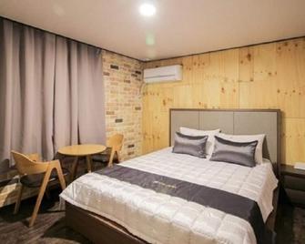 The May Hotel - Busan - Bedroom