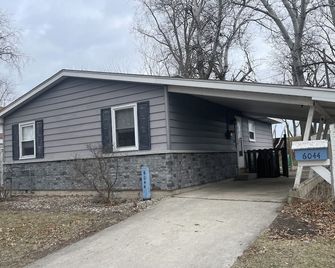 Cheerful House on Lake Erie - Toledo - Building