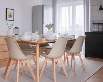 Penthouse-Ferienwohnung Wolfsburg Mit Dachterrasse Wlan Smart-Tv Überdachter Parkplatz Wallbox - Wolfsburg - Salle à manger