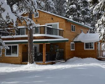 Relaxing, spacious cabin w/ hot tub and Starlink's high-speed internet service - Darby - Building