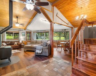 New! Dew Drop Inn - Pet Friendly, 5-min walk to river access - McCall - Living room