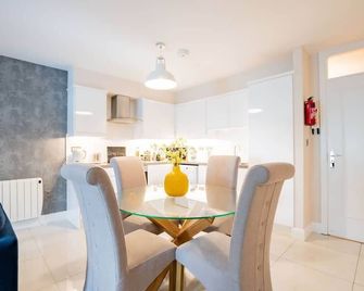Luxury Apt with Parking - กัลเวย์ - ห้องอาหาร
