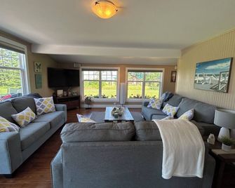 Water View Cottage With Hot Tub, Just Minutes To North Shore Beach - York - Living room