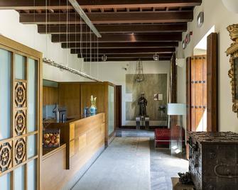 Parador de Granada - Granada - Front desk