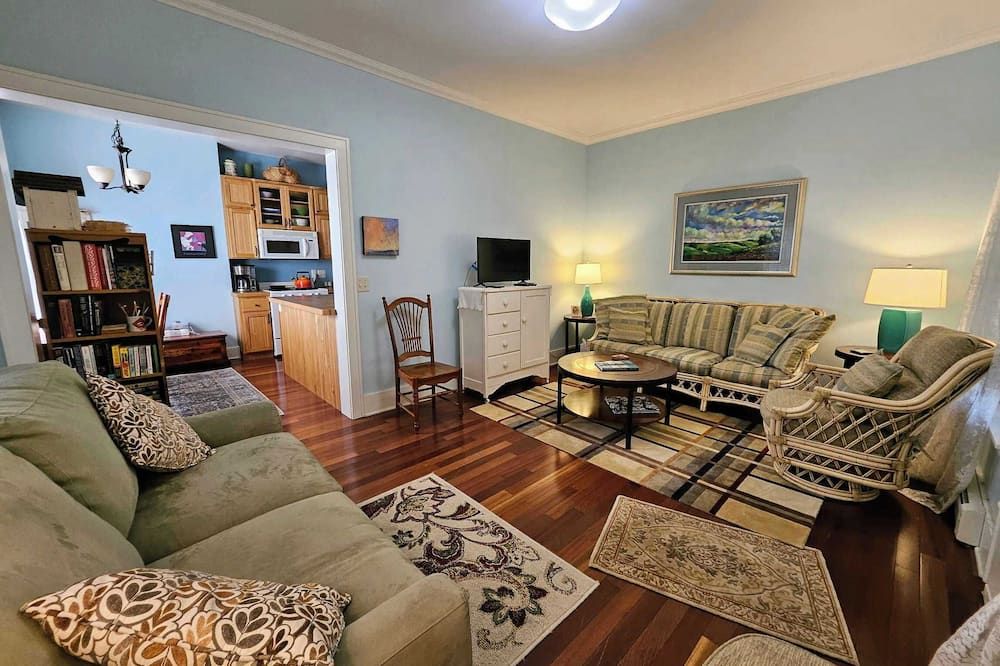 Alden Cottage 3 night minimum and pet friendly!
