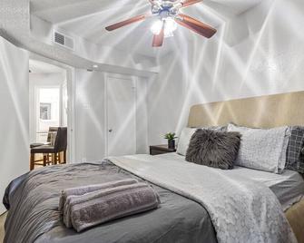 Affordable & Cozy One Bedroom Apartment! - Dallas - Bedroom