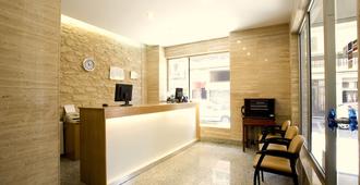 Hostal La Lonja - Alicante - Receptionist