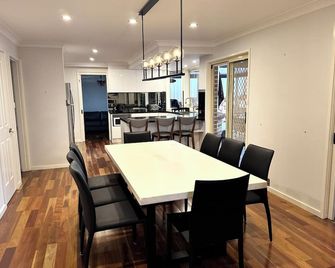 Resort-Style Family Retreat with Pool & Views - Albion Park - Comedor