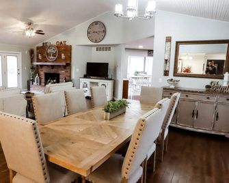 Elegant Glamping Vacation Rental in Missouri - Tranquil Getaway Suitable for 10 People near Owensville - Owensville - Comedor