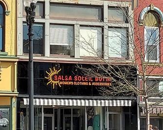 Valones Riverside Luxury Rentals - Warren - Building