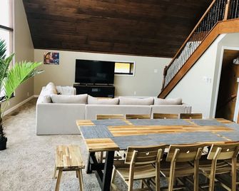 Spacious 5 bdr Lake Shafer house with breathtaking view - Monticello - Restaurant