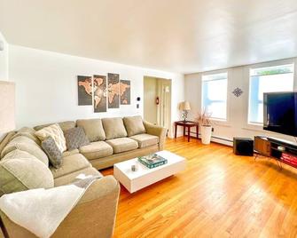 Beautiful Downtown 3 Bedroom 1 & 1/2 Bath/ High Speed Internet/ Cable / Desk - Morrisville - Living room