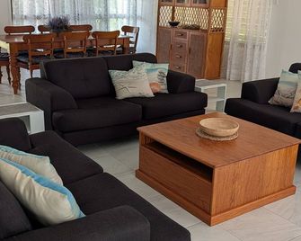 Yolanda - Burrum Heads- Beachfront - 3br- Aircon - Howard - Sala de estar