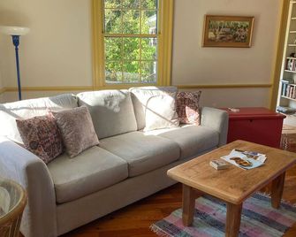 Spacious 5BR/3BA, Private Beach, Pickleball Court, Steps to a Wildlife Sanctuary - West Tisbury - Sala de estar