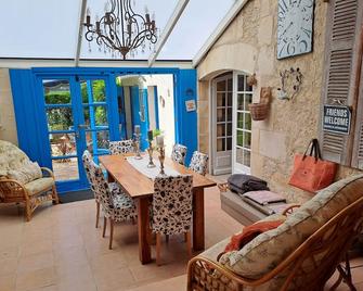 Charente country house, with swimming pool in the heart of the vineyards - Clion - Sala de estar