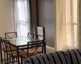 Rent apartment 100 m2 in quiet residence - Cergy - Comedor