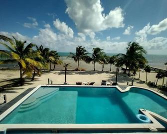 Beach front in wonderful San Pedro with WiFi AC, pool, fitness room, kitchenette - San Pedro Town - Pool