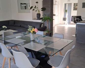 Petit coin de paradis - Laudun-l'Ardoise - Comedor