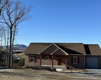 Unwind and relax at this luxurious mountain retreat. Beautiful Views! - Sparta - Edificio