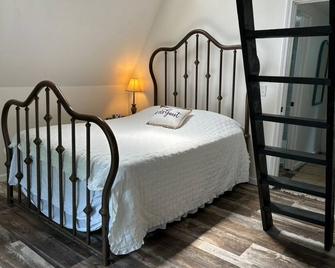 A- frame on 5 acres 5 mins from large lake. - Rockville - Schlafzimmer