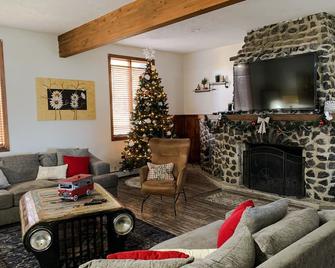 Book Now! Spacious Fall Getaway with Beautiful Scenery & Nearby Activities! - Logan - Living room