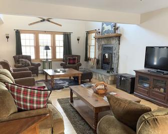 Charming Farmhouse 5 minutes from Magic Mountain & close to 5 other Ski Resorts - Chester - Living room