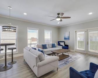 Relaxing Biloxi Vacation Rental Condo Near Beach! - Biloxi - Living room