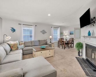 Fitness Center and Community Pool! - Brunswick - Soggiorno