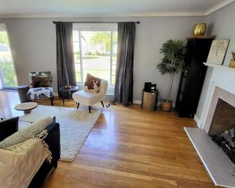 Cute 3 b 1 b Family home in Cle - Lyndhurst - Living room