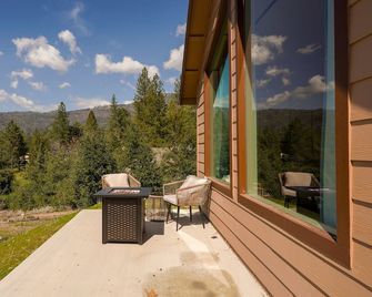 Yosemite Themed 1 Bed, Fire Pit, Washer & Dryer - Mariposa - Balcony
