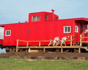 #042 - Authentic Railroad Cabooses And Depot Just Off The Blue Ridge Parkway - Fancy Gap - Edificio