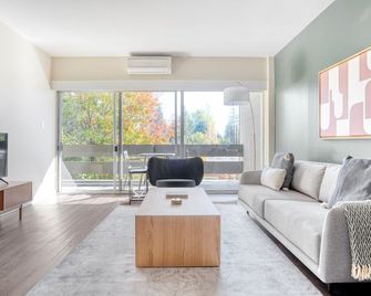 Bright Palo Alto 1BR w/ Gym, Pool & BBQ, nr tech HQs, by Blueground - Palo Alto - Sala de estar