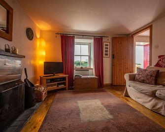 Beautiful Old Croft House with great sea views - Calligarry - Living room