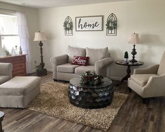 Quiet and comfy home is one of Fort Wayne's most sought after areas of the city - Fort Wayne - Living room