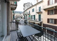 Apt + terrace, balcony, A/C and WiFi, in historic center of Stresa, just by lake - Stresa - Balcony