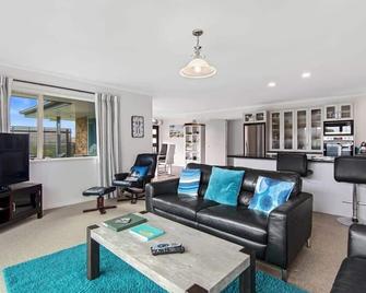 Pohara Beach Life - Pohara - Living room