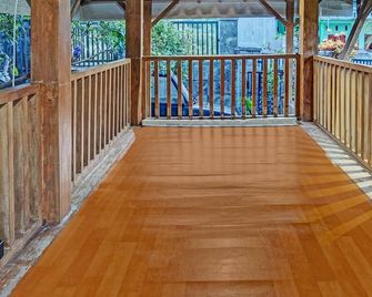 Spot On 91756 Alif House Syariah - Trawas - Varanda